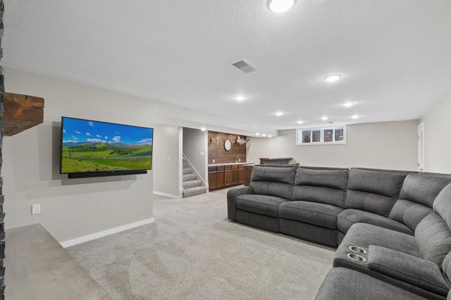 6351 Dogwood Avenue, Chanhassen, MN 55331