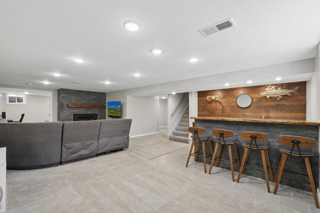 6351 Dogwood Avenue, Chanhassen, MN 55331