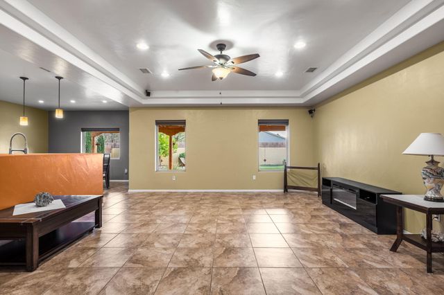2711 Firewheel Avenue SW, Los Lunas, NM 87031