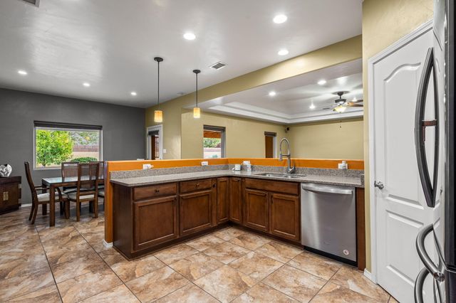2711 Firewheel Avenue SW, Los Lunas, NM 87031