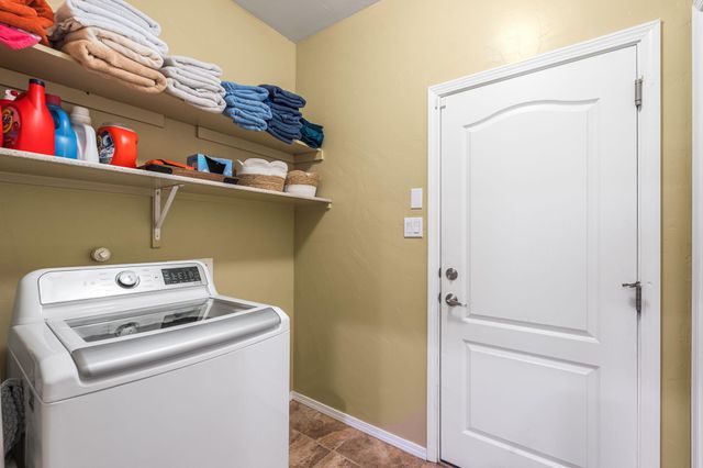2711 Firewheel Avenue SW, Los Lunas, NM 87031