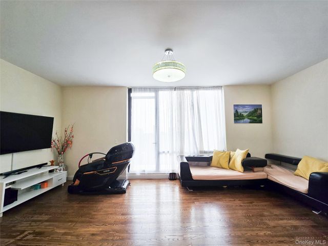63-36 99 Sreet 8C, Rego Park, NY 11374