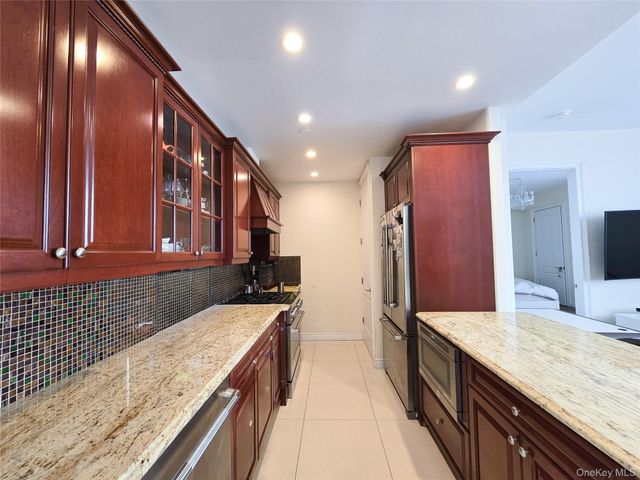 63-36 99 Sreet 8C, Rego Park, NY 11374