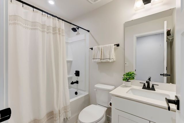 1038 Mountain View Dr, Thompsons Station, TN 37179