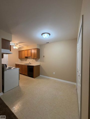 35401 Hickory Woods Lane, Clinton Twp, MI 48035