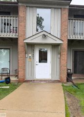 35401 Hickory Woods Lane, Clinton Twp, MI 48035