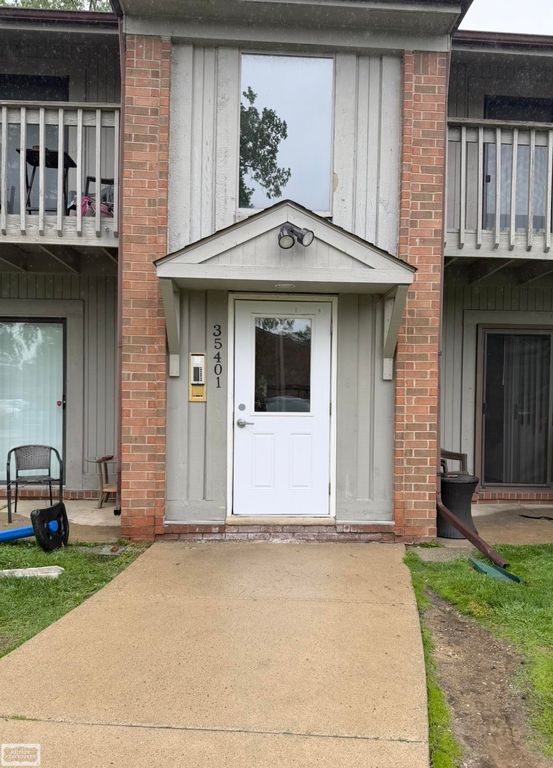 35401 Hickory Woods Lane, Clinton Twp, MI 48035