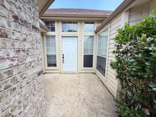 5305 Manhassett Drive, Arlington, TX 76018