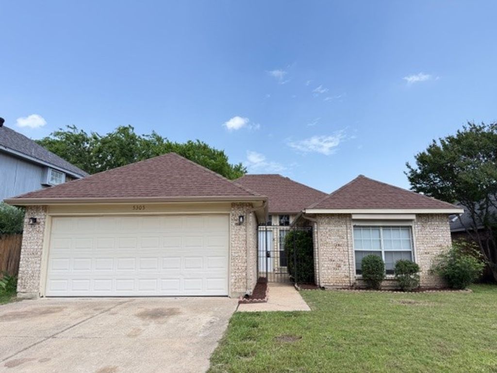 5305 Manhassett Drive, Arlington, TX 76018