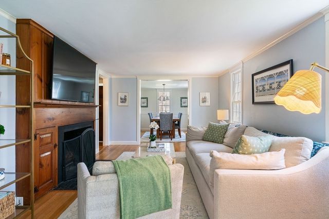 22 Standish Rd, Wellesley, MA 02481