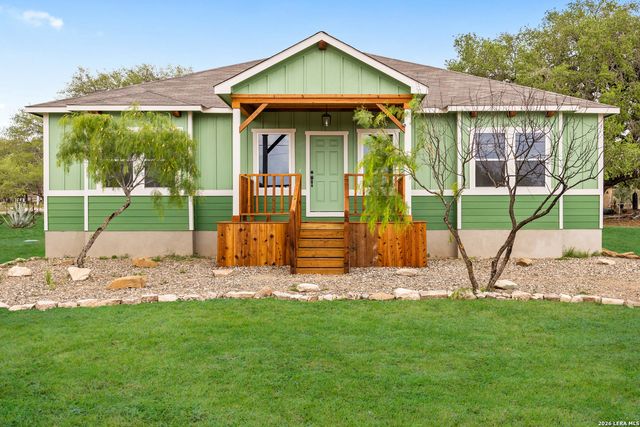 316 Royal Oaks Dr, Somerset, TX 78069
