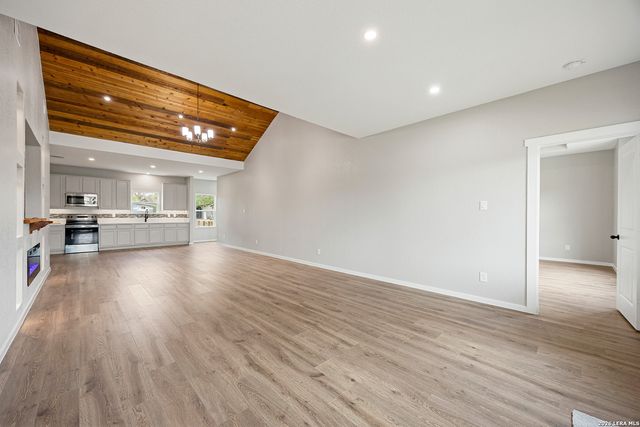 316 Royal Oaks Dr, Somerset, TX 78069