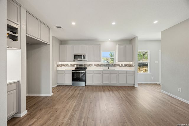 316 Royal Oaks Dr, Somerset, TX 78069