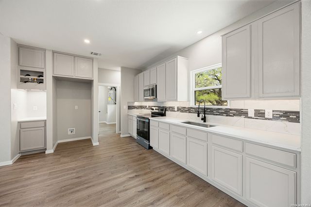 316 Royal Oaks Dr, Somerset, TX 78069