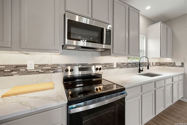 316 Royal Oaks Dr, Somerset, TX 78069