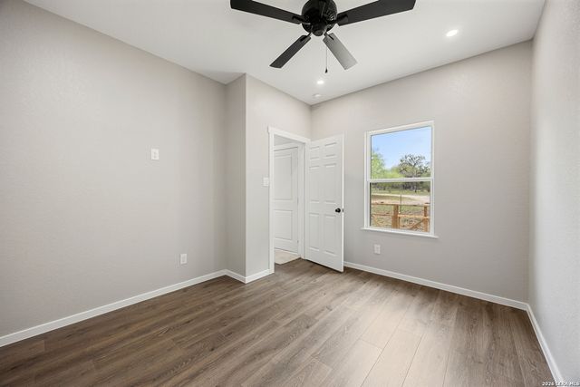 316 Royal Oaks Dr, Somerset, TX 78069