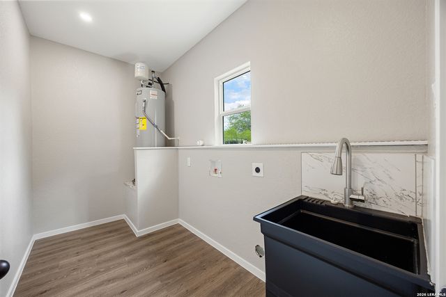 316 Royal Oaks Dr, Somerset, TX 78069