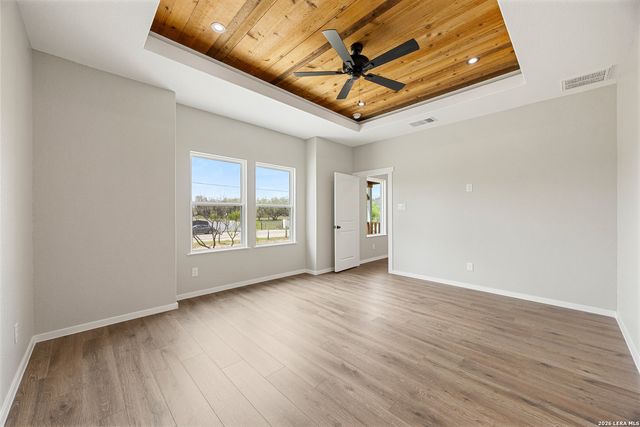 316 Royal Oaks Dr, Somerset, TX 78069