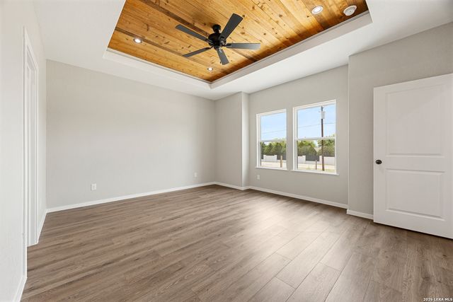 316 Royal Oaks Dr, Somerset, TX 78069