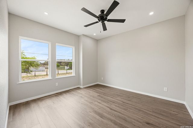 316 Royal Oaks Dr, Somerset, TX 78069