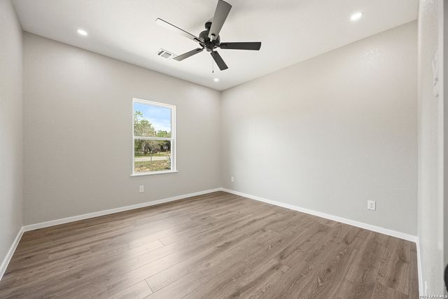 316 Royal Oaks Dr, Somerset, TX 78069