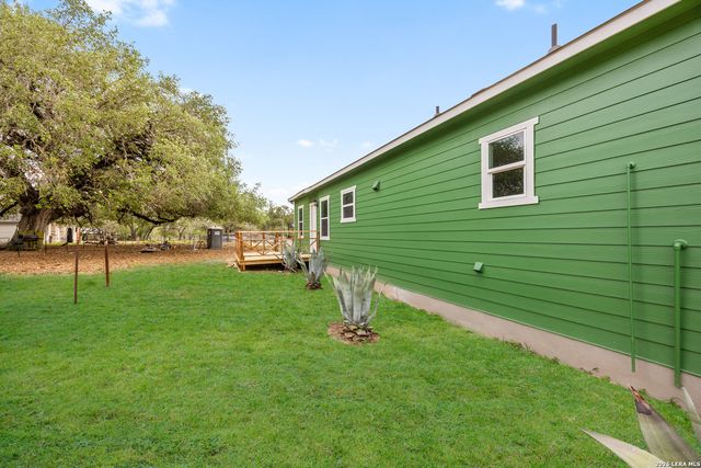 316 Royal Oaks Dr, Somerset, TX 78069
