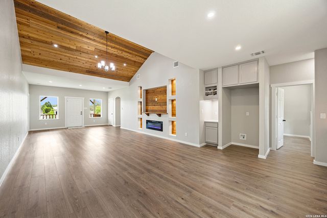 316 Royal Oaks Dr, Somerset, TX 78069
