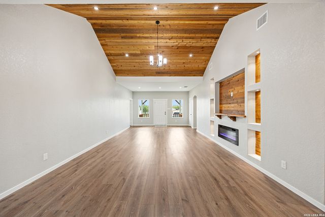 316 Royal Oaks Dr, Somerset, TX 78069