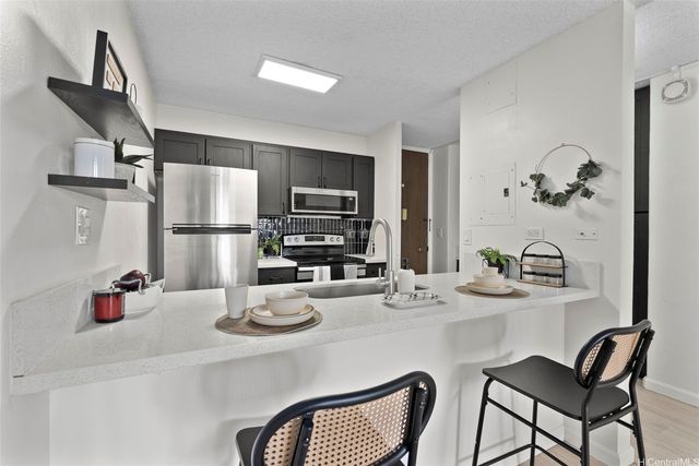 98-500 Koauka Loop 2H, Aiea, HI 96701