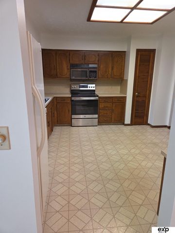 804 E Cary Street, Papillion, NE 68046