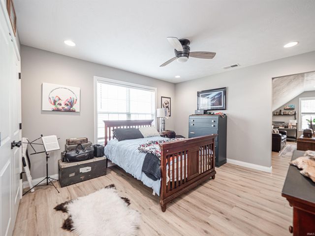 4923 Lincoln Pointe Drive, Newburgh, IN 47630