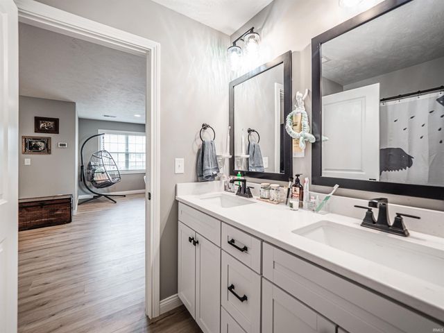 4923 Lincoln Pointe Drive, Newburgh, IN 47630