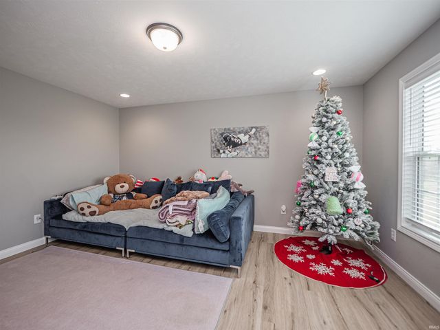 4923 Lincoln Pointe Drive, Newburgh, IN 47630