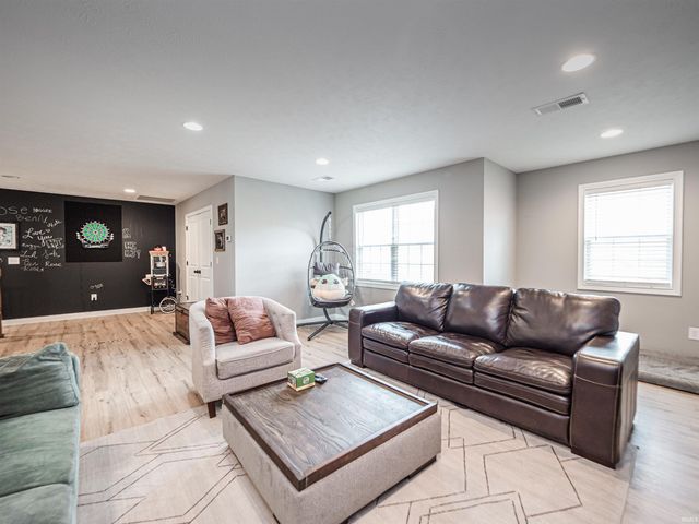 4923 Lincoln Pointe Drive, Newburgh, IN 47630