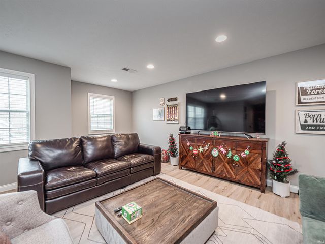 4923 Lincoln Pointe Drive, Newburgh, IN 47630