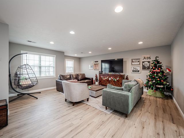 4923 Lincoln Pointe Drive, Newburgh, IN 47630