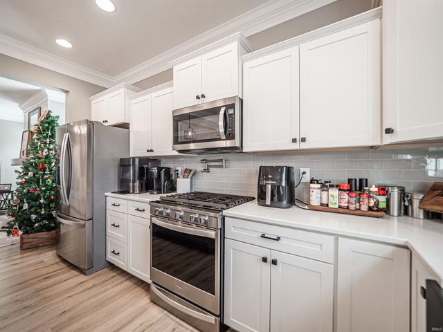 4923 Lincoln Pointe Drive, Newburgh, IN 47630