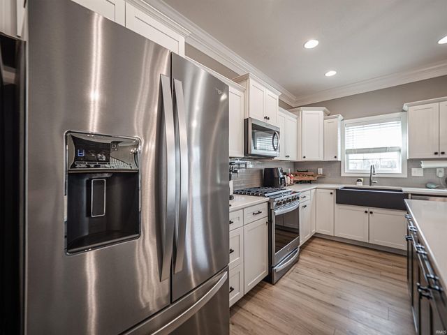 4923 Lincoln Pointe Drive, Newburgh, IN 47630