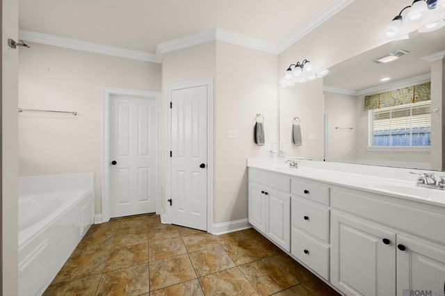 14526 Lake Town Dr, Baton Rouge, LA 70810