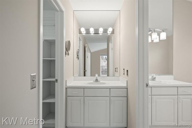 5914 Creekside Drive 78, Troy, MI 48085