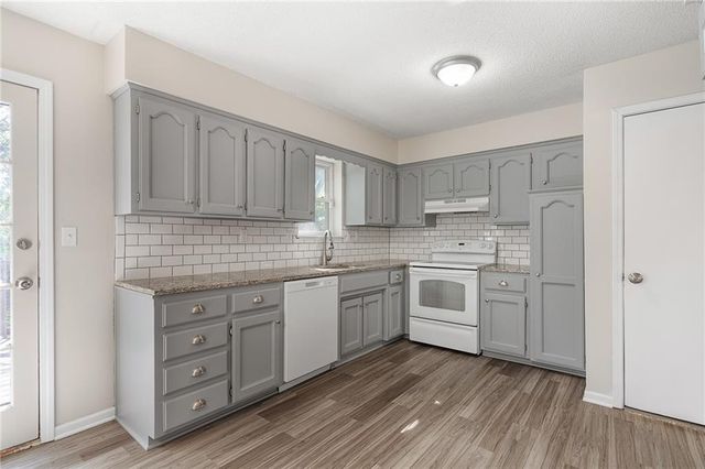 615 SE Westwind Drive, Lee's Summit, MO 64063