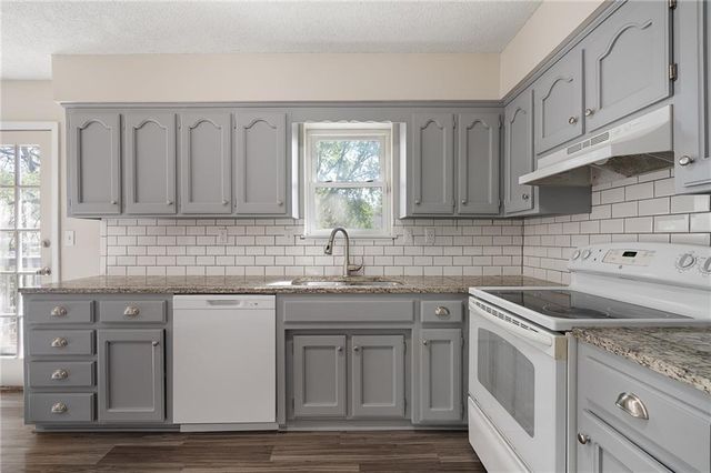 615 SE Westwind Drive, Lee's Summit, MO 64063