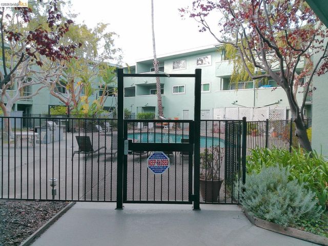 325 Kitty Hawk Rd 304, Alameda, CA 94501