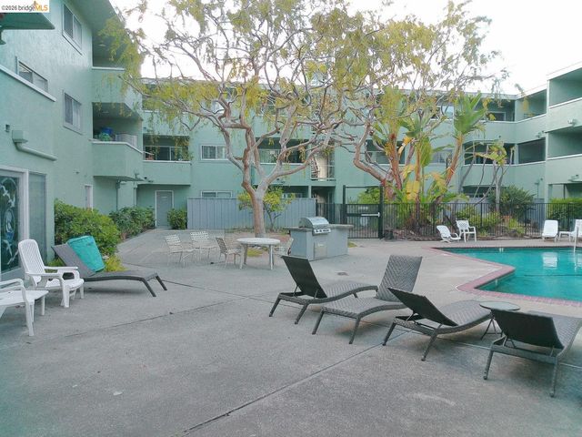 325 Kitty Hawk Rd 304, Alameda, CA 94501