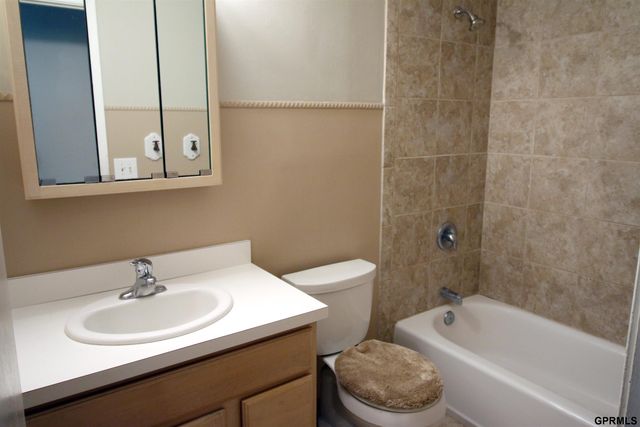 208 Sandi Court, Bellevue, NE 68005