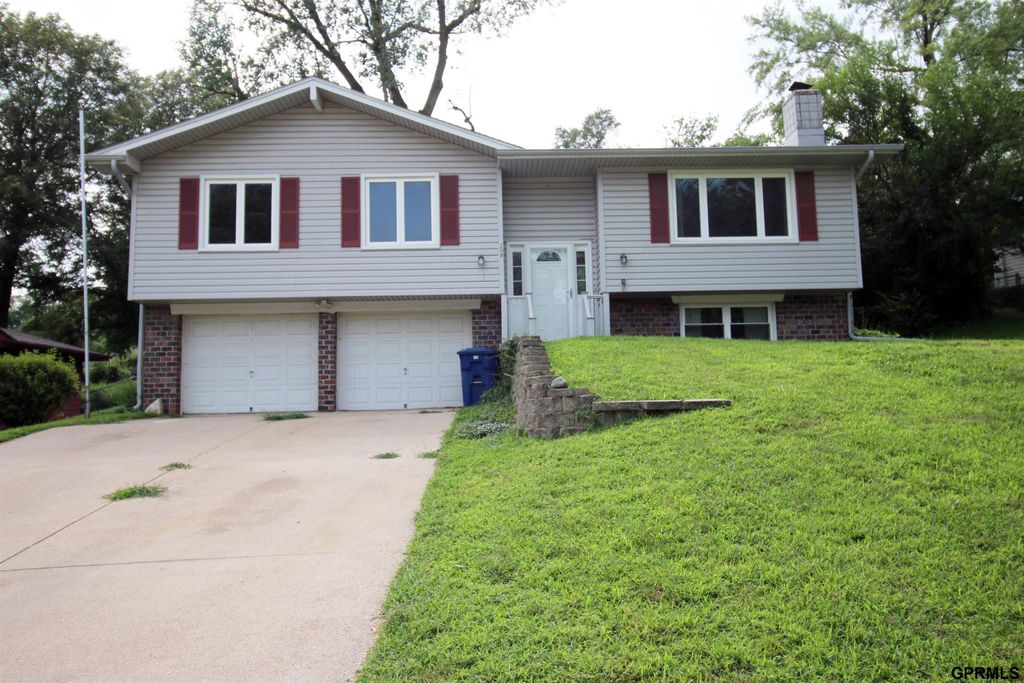 208 Sandi Court, Bellevue, NE 68005