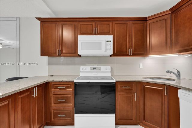 9355 SW 8th St 425, Boca Raton, FL 33428