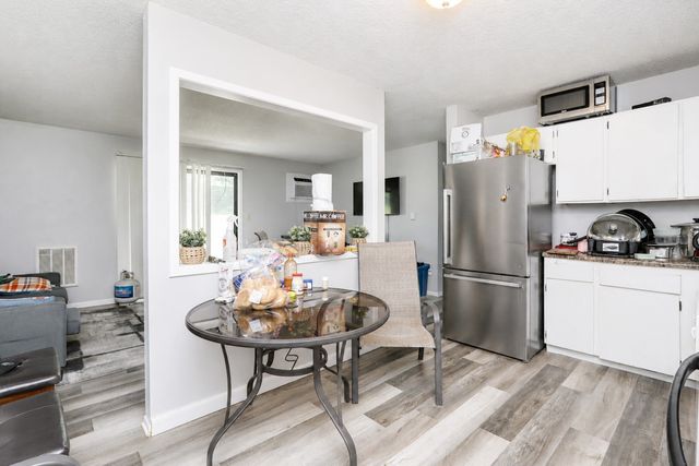 1831 Fuller Road 9, West Des Moines, IA 50265