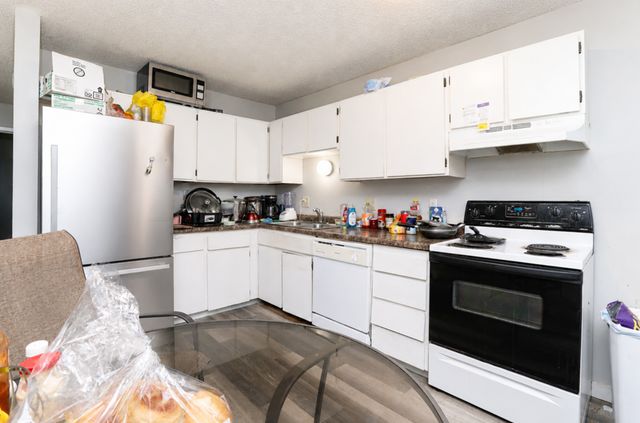 1831 Fuller Road 9, West Des Moines, IA 50265