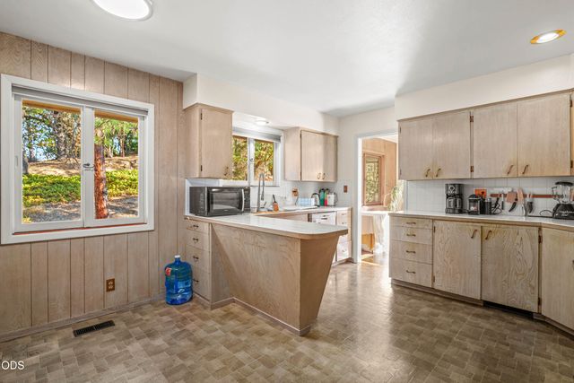 341 SE Hilltop Drive, Grants Pass, OR 97527